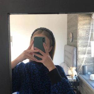 3st diadem - Säljer 3st diadem då de inte sitter bra på mitt huvud. De är som nya då jag inte har använt de. Den svarta är den minsta, den beigea är lite större och den bruna är störst. Storleken är innermåttet på det beigea diademet. Kontakta mig för mer bilder eller frågor!❤️‍🔥💋