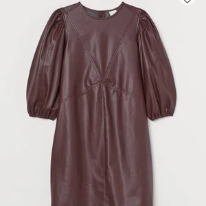 Vinröd klänning HM . Prislapp kvar  - Vinröd klänning Hm storlek 38 (slutsåld i denna storlek) . tar emot bud. Möts upp i Stockholm eller skickas