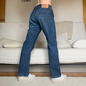 Levis 501 - Säljer dessa Levis 501 i storlek W34L32, 86cm midja och 78cm innerbenslängd!💕 Jag på bilderna är 172cm lång och brukar ha storlek 38/W28/S-M❤️