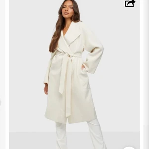 Nelly kappa  - En vit kappa från Nelly designad av Bianca Ingrosso, super fin och lyxig, perfekt till vinter och vår😍