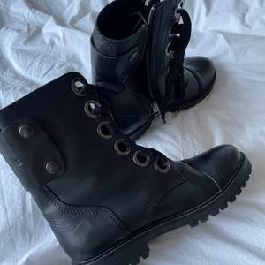 Säljer ett par zadig boots i stl 40❤️ nypris är 4095kr. dom är använda en gång och säljs för 1500kr