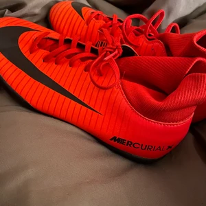 Inne fotbolls skor Nike. - Mina gamla fotbolls skor som aldrig kom till nytta för att jag slutade i fotboll. Ett onödigt köp, använda 1 gång🙃, köpte dom för 950kr säljer för 400kr