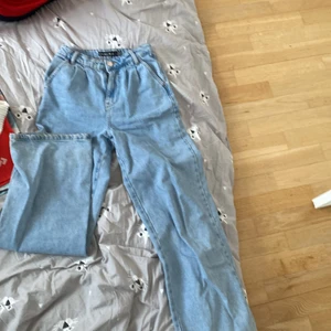 Jeans - Jeans köpta från Newyorker. Byxorna går nästan ner till hälen sitter inte stort på mig som är 161. Om du är längre passar dom nog jätte bra och för kortare kanske dom är lite långa beror på. 💓 köpta för 359kr och säljer därför för 290kr+ frakt. 