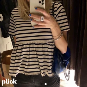 Randig Zara t-shirt - As snygg t-shirt från zara, säljer för att jag inte får användning av den💕