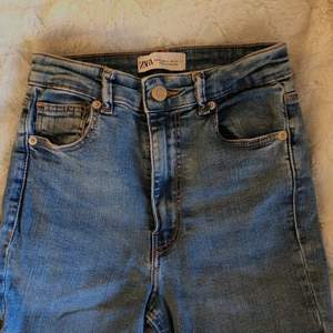 Jeans med slits från zara🤍 använda några gånger men är tyvärr för små. fint skick!!