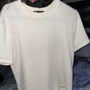 Zara tröja - Tröja från zara i typ stickat material. Använd 1 gång så i nyskick. Stl M men skulle säga att den passar allt från XS till M