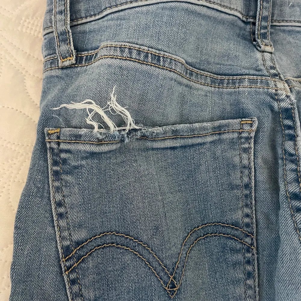 Super sköna blåa Levis jeans i modellen ”Mile High super skinny” i storlek 26 som är typ S, men de är väldigt stretchiga❤️❤️❤️ orginalpris: 1099❤️. Jeans & Byxor.