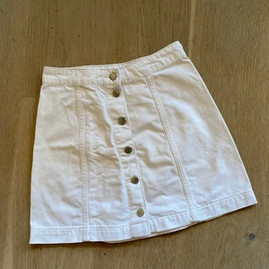 Vit jeanskjol - Från Topshop! Haft den i flera år men aldrig använt pga för liten. Storlek W26. Köpare står för frakt 