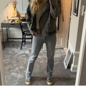 Midrise grå jeans zara - Säljer direkt, först till kvarn. Dom kan vara både låg och medel midjade beroende på vad man har för mått rund stussvidden❤️Jeansen är små i storleken!!! Jeansen är slutsålda på zaras hemsida så är i princip omöjliga att få tag på!
