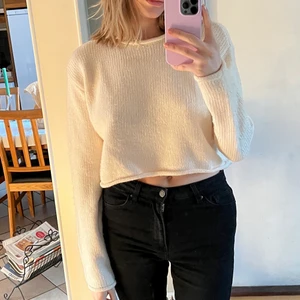 Croppad stickad tröja - Lite lätt ljusrosa, superskönt material inte stickig alls, jätte fint skick