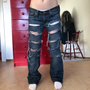 J Lindberg jeans - Nice och lågmidjade J Lindberg jeans med massa slitningar längs benen! Super coola