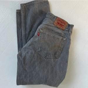 Säljer dessa gråa low/midwaist 501 jeansen från Levis i den perfekta gråa färgen! Storlek W27L32!🦋 *första bilden lånad*