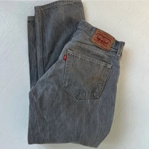 Gråa levis jeand - Säljer dessa gråa low/midwaist 501 jeansen från Levis i den perfekta gråa färgen! Storlek W27L32!🦋 *första bilden lånad*