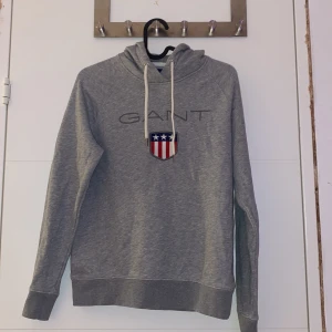 Gant - Jag säljer min gant hoodie då den inte kommer till andvändning, den är som ny, använt Max 3 ggr💕köparen står för frakt