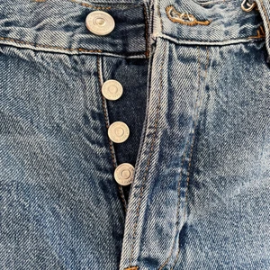 Jeans - Slitna jeans. Klarblå och men knäppen istället för dragkedja. En av mina favoritbyxor men tyvärr för små. Dom är i storlek 40 men sitter verkligen som 36/38. Väldigt snygga och väldigt bra skick!