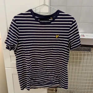 Lyle&scott tröja  - En tröja från lyle&scott. Säljer pågrund av att den aldrig används. Den är randig med en örn/fågel på vänstra bröstet. Original pris 259kr men säljer för 85kr