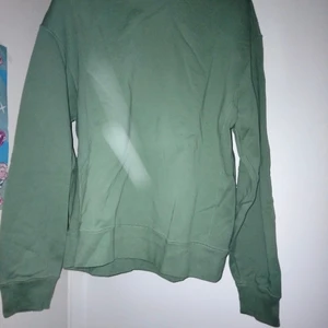 Grön UNIQLO TRÖJA YAHSHDYE - Som den specifika citatet går "grönt är skönt"