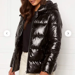 Puffer jacket från Only  - En helt oanvänd jacka från Nelly med prislappen kvar, säljer eftersom den var förstor för mig som vanligtvis har S och denna är i M, nypris var 699! Köparen står för frakten! 💞