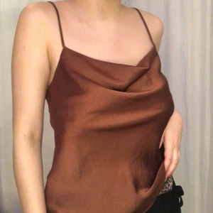 silkestopp stl S mango - silkestopp från mango, storlek S men passar även mig med storlek M. möts upp i stockholm eller fraktar. 🌸