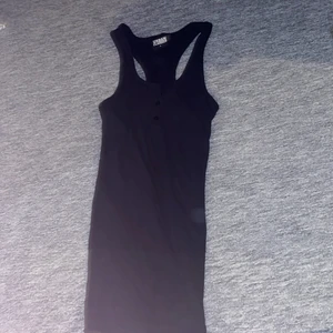 Linne  - Ett svart långt linne med kanppar, storlek S. Använd en del 