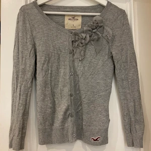 Söt kofta i grå - En fin kofta från Hollister i storlek S.