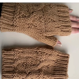 Torgvantar - Bruna Torgvantar! Aldrig använd. Värmer bra!🥰