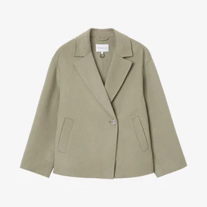 Kort kappa - Ljusgrön kort kappa, perfekt nu till våren, aldrig använd! Nypris 1500kr