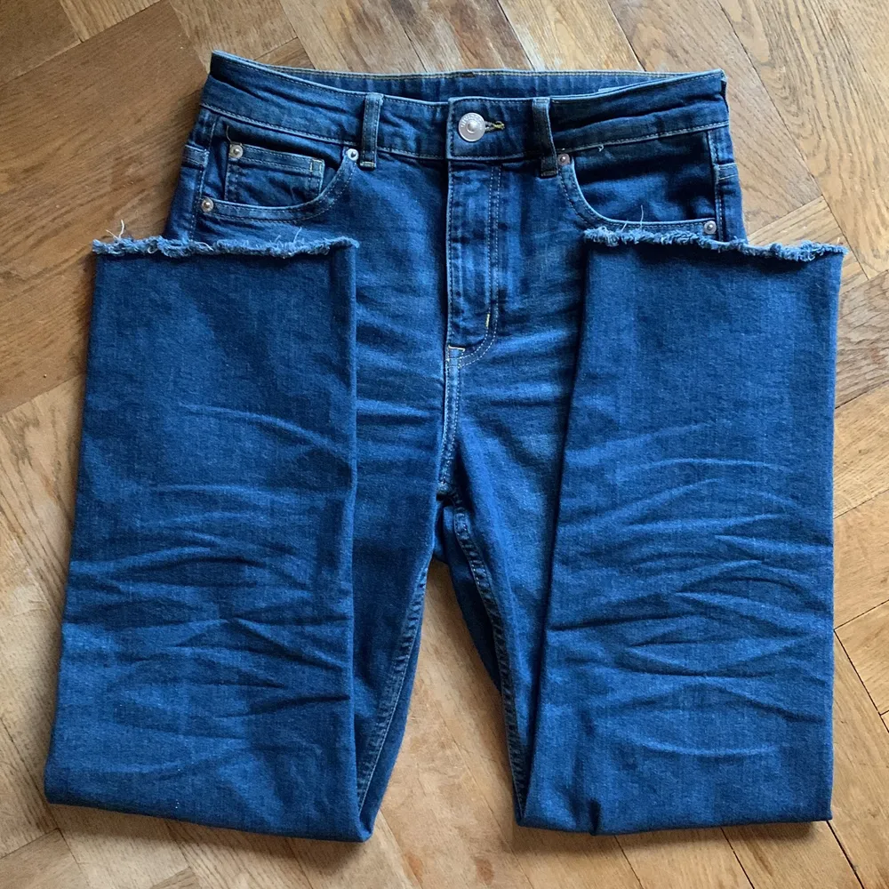 Mörkblå Jeans från H&M i storlek 40 men passar på mig som bär 34 - 36! Använda men i bra skick! Kontakta om ni vill köpa💗. Jeans & Byxor.