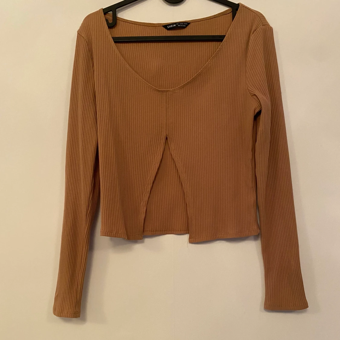 Beige/brun tröja med slit  - 91