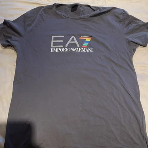 EA7 Emporio Armani T-shirt - Köpt i Dubai, aldrig använd