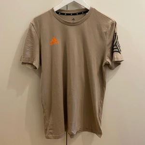 Träningströja Adidas, Strl. S - Beige träningströja från Adidas. Storlek S. Fint skick, som ny.