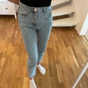 Två par klassiska Dagny mom jeans från ginatricot, ett par ljus tvätt (It sea blue) och ett par i mellan blå/ mid blue. Båda är i strl 34. De har hög midja, en ankellång benlängd och avsmalnande ben.💙👖 Säljer dom för 150kr/st