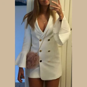 Vit kavaj  - Vit kavaj som är som en klänning🤍 Använd endast en gång och i perfekt skick. Roséfärgade knappar och volangärmar. Superfin till student eller andra festligheter. Köparen står för frakten! 