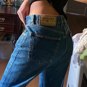 Malboro jeans - Unika vintage jeans från Malboro Classics med mörkblå tvätt! Supersnygga och unika, dock har jag alldeles för många jeans så måste tyvärr sälja dessa :( Jag är ungefär 176 cm och brukar ha mellan 25-27 i waist ! BUDA I KOMMENTARERNA OM FLER ÄR INTERESSERADE
