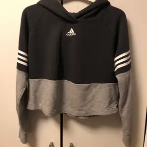 Säljer denna sjukt snygga adidas hoodien! Super snygg på, funkar både till vardags och träning 😍