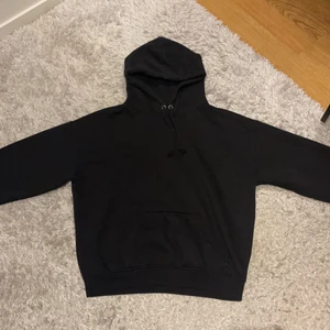 Hoodie - En svart hoodie från bikbok i nyskick. Använd nån gång men är som ny. Storlek S men skulle säga att den passar en XS eller M lika bra. Säljer pga av för liten. Nypris 299kr
