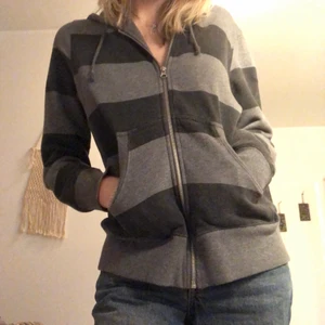 Randig zipup  - Så snygg hoodie!! Är i storlek L och är inte direkt oversized på mig som har S!❤️