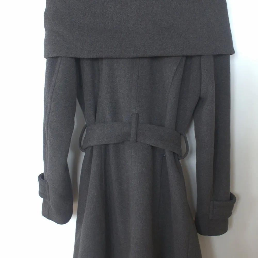 Nice and warm medium length (approx 90cm long) coat in gray color. The coat has a big and warm hood. The size is XS and the brand is Zara. Used, but in a good state.. Jackor.