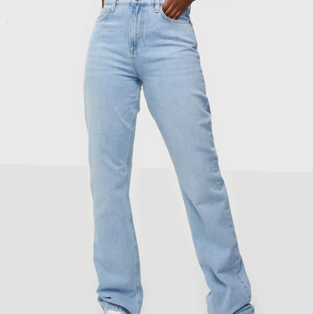 Helt oanvända jeans från Nelly!! Har t.o.m. kvar lappen på!🥳 Dom är långa i benen och raka i modellen! Helt drömiga! Säljer för jag redan har ett par likadana:). Jeans & Byxor.