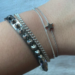 Silver armband - säljer de två armbanden i mitten, jätte fina silver chain armband 💖💖💖 köp en för 50 elr båda för 90 😻