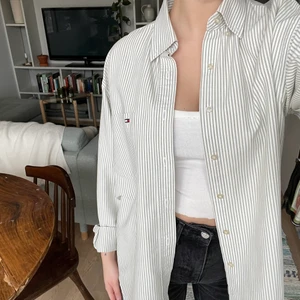 Randig skjorta - Köpt på second hand men är som ny! Otroligt bra kvalite och knappt använd av mig. Storlek L men jag är vanligtvis en xs/s så sitter lagom oversized på mig.