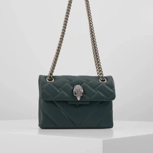 KURT GEIGER väska - Kollar intresset på min mörk gröna Kurt geiger mini kensington väska! Lite slitningar på hörnen som knappt syns och märke av kjedjean på baksidan! Annars helt som ny! ❤️
