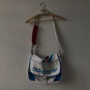 Adidas väska  - skitsnygg adidasväska som jag köpt på sellpy. Den har tydliga spår av användning då både jag och en tidigare ägare använt den, men inga slitningar som sticker ut eller förstör enligt mig. Har inte använt denna på ett tag därav säljer jag. frakt exkluderat ❤️
