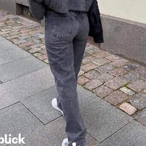 Superfina gråa jeans från gina💕💕 knappt använda, som nya !! (Lånade bilder, sista är min) 