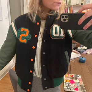 Stella McCartney bomberjacka - En superfin bomberjacka från Stella McCartney. Säljer pga att den inte passar mig längre. Storlek XS men funkar för S. Bud från 1000 kr