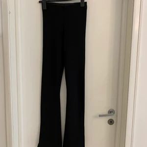 Ribbade leggings - Svarta ribbade leggings. Utsvänga, lång modell, med slits i slutet. Aldrig använda