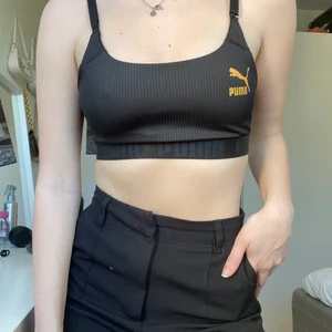 Puma sport-bh - Nästan helt oanvänd sport bh ifrån Kenzas kollektion för Puma, storlek S. Passar mig som har b-kupa men den passar nog både en storlek större och mindre