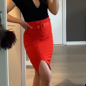 SNYGG KJOL - En röd högmidjad kjol med liten slits, avtagbart skärp och dragkedja i sidan. Sitter som en smäck, aldrig kommit till användning därav prislapp kvar! Säljer för 100kr inklusive frakt ✨