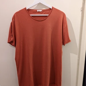 Filippa K T-shirt röd/orange - Mycket fin t-shirt i en rolig orangeröd färg. Faktiskt mjukt och fint material. T-shirt:en är några år gammal, men har bara använts några gånger och är därmed i fantastiskt skick.