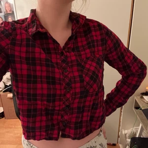 Blus/Skjorta - Lindex - 40 - Denna rutiga tröja/skjorta har ett skjortliknande tyg och har används ett fåtal gånger och mestadels legat i garderoben. Storlek 40, men den är luftig så den bör funka +- 2. Vanlig frakt gäller, om fler bilder önskas så får du givetvis det 😊 Fin kvalité, inga hål eller sådant! 